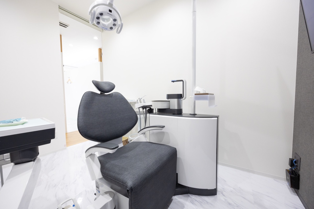 石野歯科医院の個室診療室と医療機器