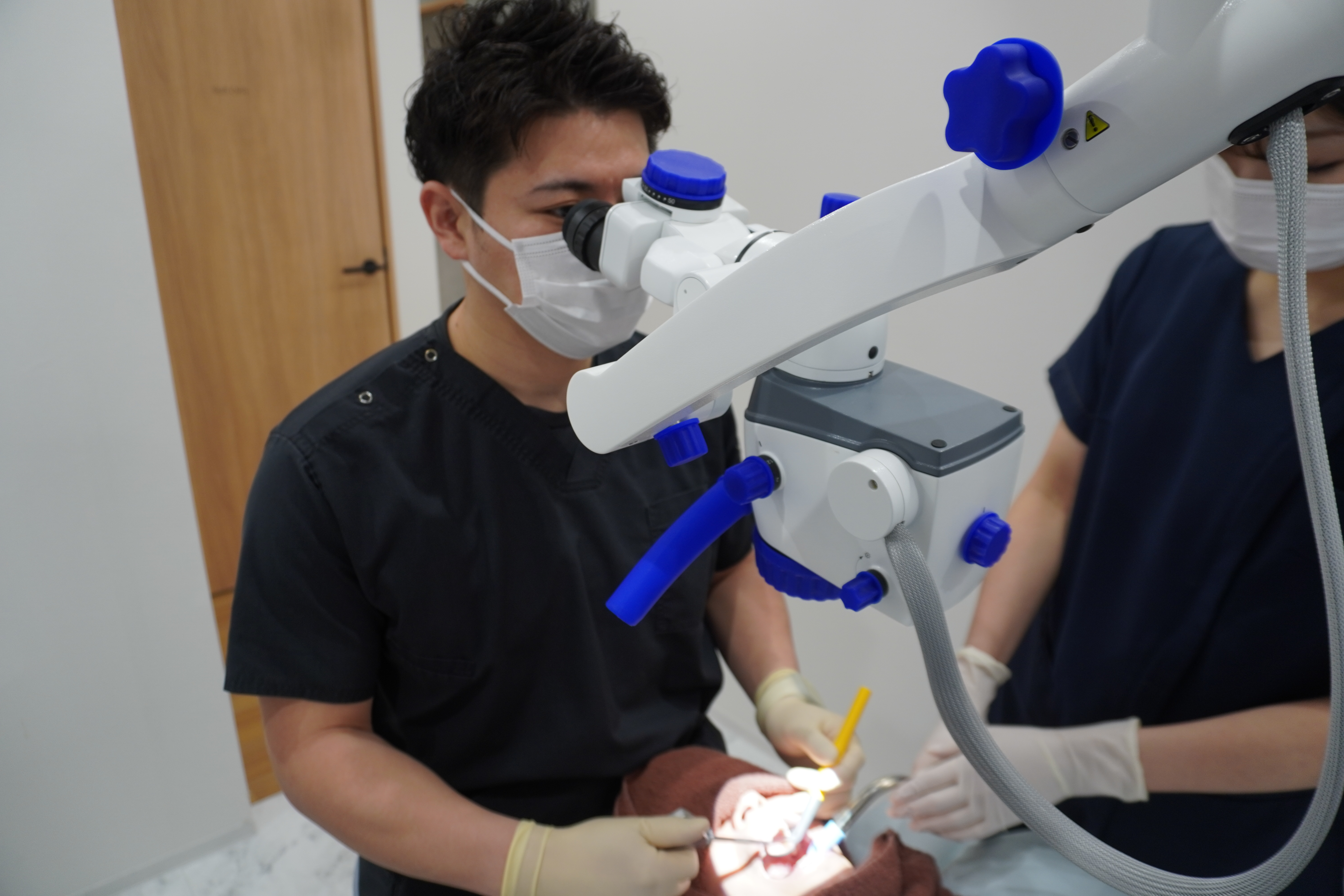 マイクロスコープで治療する石野院長